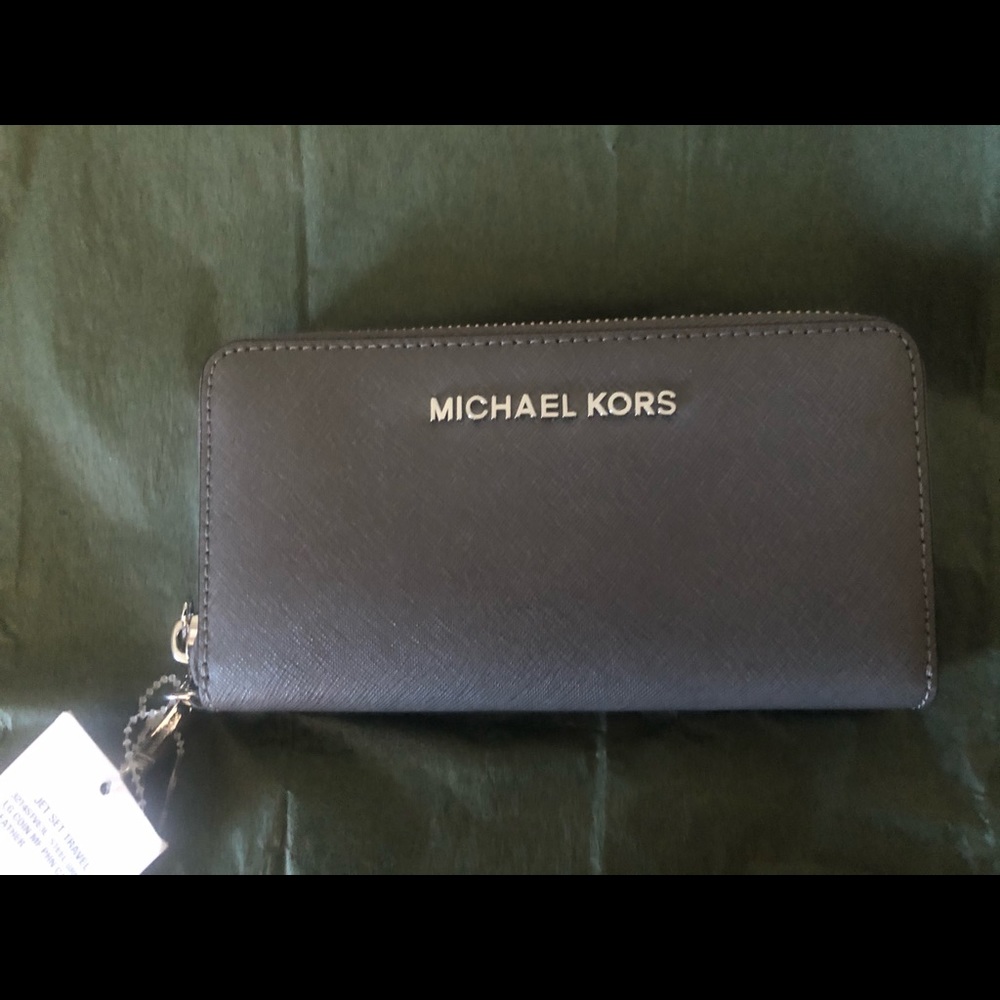 Michael Kors “Jet Set” Accordian Wallet